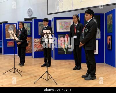 Un gruppo di studenti del 7° anno, limitato a causa delle restrizioni del Covid, cantava la canzone One Britain One Nation (OBON) Day nella sala della scuola del Carlton Bolling College, nello Yorkshire occidentale. L'inno è stato scritto da bambini alla St John's CE Primary School di Bradford, e viene cantato da giovani in diverse scuole del Regno Unito. Data di emissione: Venerdì 25 giugno 2021. Foto Stock