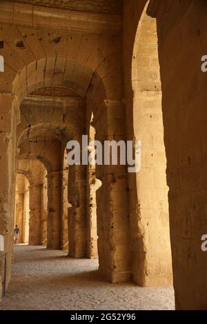 Archi sotto i posti a sedere dell'anfiteatro El Jem in Tunisia Foto Stock