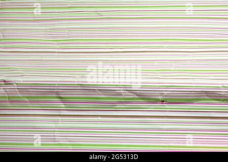 carta da imballaggio a righe per regali. texture colorata e brillante con primo piano a strisce orizzontali Foto Stock
