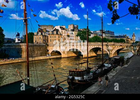 FRANCIA. PARIGI (75) ILE DE LA CITE, PONT NEUF, DUE CASE COSTRUITE NEL 1608 DI FRONTE A PLACE DAUPHINE, STATUA DEL RE ENRICO IV, PREFETTURA DELLA POLIZIA, LA SEI Foto Stock
