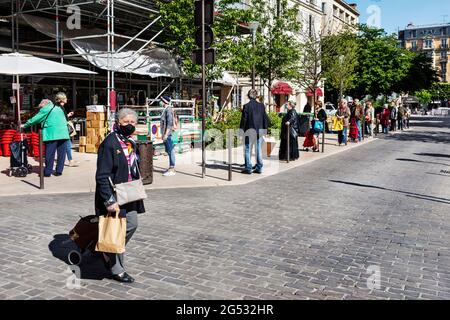 FRANCIA. VAL-DE-MARNE (94) VINCENNES. 7 MAGGIO 2020, DISTRIBUZIONE DI MASCHERINE PROTETTIVE IN TESSUTO DA PARTE DEL MUNICIPIO DI VINCENNES DURANTE IL CONFINAMENTO DELLA COVI Foto Stock