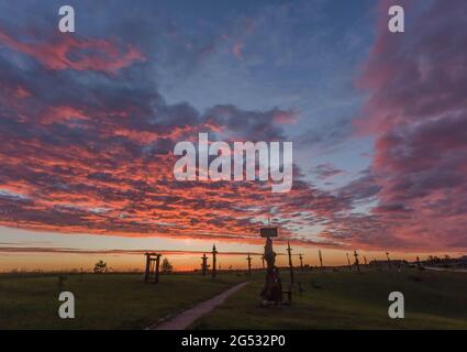 La collina degli angeli con angeli di legno e attraversa il popolare luogo turistico vicino a Vilnius, Lituania, Europa Foto Stock