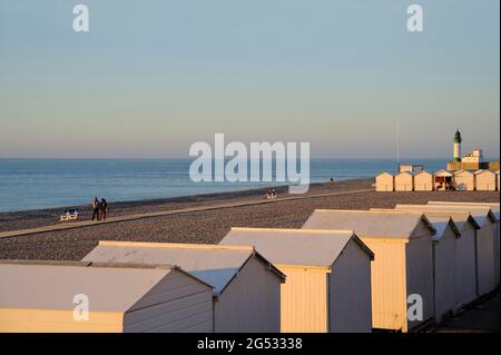 FRANCIA, SENNA MARITTIMA (76) NORMANDIA, COTE D'OPALE, LE TREPORT, CAPANNE SULLA SPIAGGIA DI CIOTTOLI Foto Stock