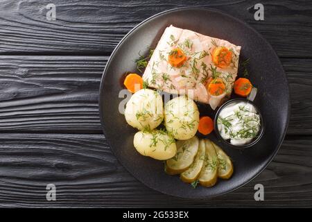 Kall kokt lax di salmone tradizionale svedese in camicia fredda con chiocciolo di patate nel piatto sul tavolo. Vista dall'alto orizzontale Foto Stock