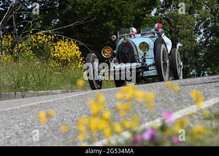 Panzano in Chianti 18 giugno 2021: Unknown guida un Bugatti T35 1925 durante l'evento pubblico della parata storica Mille miglia 2021. Italia Foto Stock