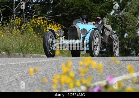 Panzano in Chianti 18 giugno 2021: Unknown guida un Bugatti T35 1925 durante l'evento pubblico della parata storica Mille miglia 2021. Italia Foto Stock