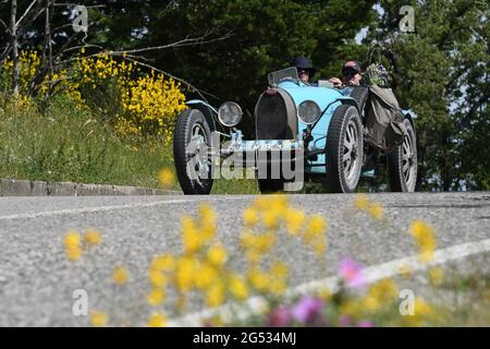 Panzano in Chianti 18 giugno 2021: Unknown guida un Bugatti T35 1925 durante l'evento pubblico della parata storica Mille miglia 2021. Italia Foto Stock