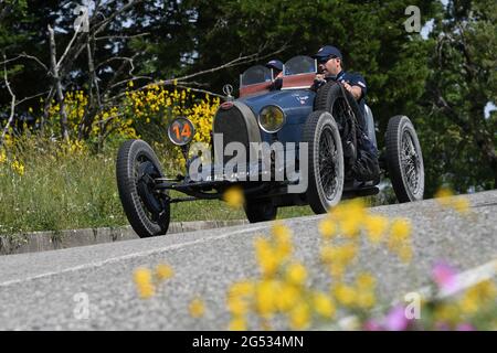 Panzano in Chianti 18 giugno 2021: Unknown guida un Bugatti T37 1926 durante l'evento pubblico della parata storica Mille miglia 2021. Italia Foto Stock