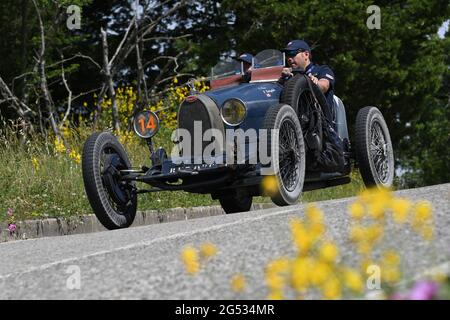 Panzano in Chianti 18 giugno 2021: Unknown guida un Bugatti T37 1926 durante l'evento pubblico della parata storica Mille miglia 2021. Italia Foto Stock