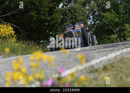 Panzano in Chianti 18 giugno 2021: Unknown guida un Bugatti T37 1926 durante l'evento pubblico della parata storica Mille miglia 2021. Italia Foto Stock