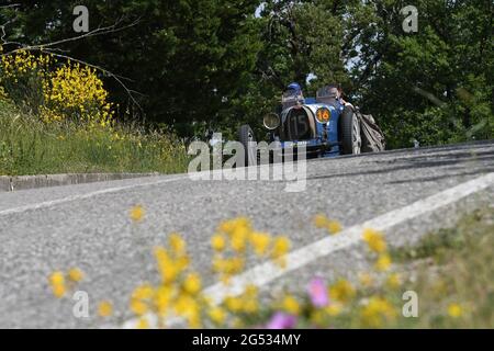 Panzano in Chianti 18 giugno 2021: Unknown guida un Bugatti T37 1926 durante l'evento pubblico della parata storica Mille miglia 2021. Italia Foto Stock