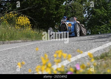 Panzano in Chianti 18 giugno 2021: Unknown guida un Bugatti T37 1926 durante l'evento pubblico della parata storica Mille miglia 2021. Italia Foto Stock