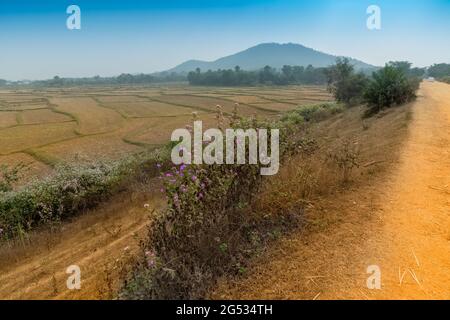 Vista di Baranti, un piccolo villaggio tribale nel distretto di Purulia , con un serbatoio d'acqua sotto il progetto di irrigazione media di Rambandrapur, diga d'acqua di Baranti. Foto Stock