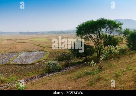 Vista di Baranti, un piccolo villaggio tribale nel distretto di Purulia , con un serbatoio d'acqua sotto il progetto di irrigazione media di Rambandrapur, diga d'acqua di Baranti. Foto Stock