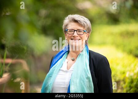 Amburgo, Germania. 25 Giugno 2021. Anke Wibel, diacono di marinai e capo del Club dei marinai Duckdalben, fotografato nel giardino del club. I marittimi possono essere vaccinati contro il coronavirus dal servizio medico portuale il 25.06.2021 nell'ambito della "Giornata dei navigatori" del Club dei marinai Duckdalben. Credit: Daniel Reinhardt/dpa/Alamy Live News Foto Stock