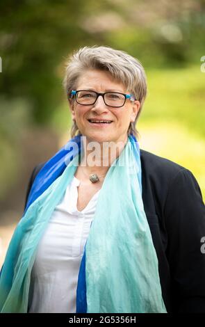 Amburgo, Germania. 25 Giugno 2021. Anke Wibel, diacono di marinai e capo del Club dei marinai Duckdalben, fotografato nel giardino del club. I marittimi possono essere vaccinati contro il coronavirus dal servizio medico portuale il 25.06.2021 nell'ambito della "Giornata dei navigatori" del Club dei marinai Duckdalben. Credit: Daniel Reinhardt/dpa/Alamy Live News Foto Stock