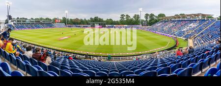 Scatto panoramico di una partita di cricket internazionale T20 di un giorno di notte ai Sophia Gardens durante la pandemia a Cardiff, Galles, Regno Unito, il 23 giugno 2021 Foto Stock