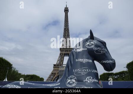 Parigi, Francia. 25 Giugno 2021. Illustrazione Torre Eiffel durante i Longines Paris Eiffel Jumping 2021, Longines Global Champions Tour Equestrian CSI 5 il 25 giugno 2021 a Champ de Mars a Parigi, Francia - Foto Christophe Bricot/DPPI/LiveMedia Credit: Independent Photo Agency/Alamy Live News Foto Stock