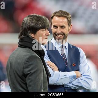 Anteprima del round UEFA Euro 2020 del 16 Inghilterra-Germania il 29 giugno 2021. Archivio foto: Joachim 'Jogi' LOEW l. (LÅ¡w, pullman GER) con Gareth SOUTHGATE r. (Pullman, ENG). Calcio Laenderspiel, amichevole, Inghilterra (ENG) - Germania (GER), su 10.11.2017 a Londra/Gran Bretagna. Foto Stock