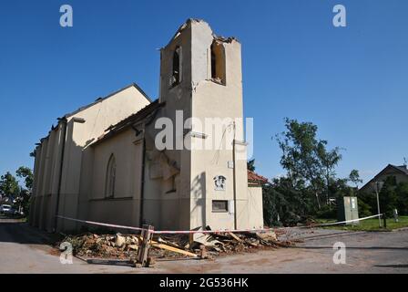 Hrusky, Repubblica Ceca. 25 Giugno 2021. Un tornado ha colpito il villaggio Hrusky e molti altri villaggi nel distretto di Breclav, Moravia del Sud, Repubblica Ceca, il Giovedi, 24 giugno, 2021. Sulla foto si vede una parte del villaggio venerdì 25 giugno 2021. Credit: Ikor Zehl/CTK Photo/Alamy Live News Credit: CTC/Alamy Live News Foto Stock