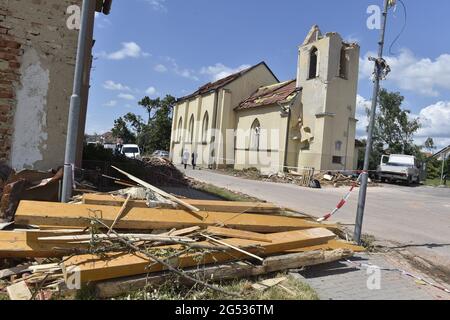 Hrusky, Repubblica Ceca. 25 Giugno 2021. Un tornado ha colpito il villaggio Hrusky e molti altri villaggi nel distretto di Breclav, Moravia del Sud, Repubblica Ceca, il Giovedi, 24 giugno, 2021. Nella foto si vede la chiesa di san. Bartolomeo venerdì 25 giugno 2021. Credit: Vaclav Salek/CTK Photo/Alamy Live News Credit: CTK/Alamy Live News Foto Stock