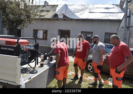 Hrusky, Repubblica Ceca. 25 Giugno 2021. Un tornado ha colpito il villaggio Hrusky e molti altri villaggi nel distretto di Breclav, Moravia del Sud, Repubblica Ceca, il Giovedi, 24 giugno, 2021. Sulla foto si vede una parte del villaggio venerdì 25 giugno 2021. Credit: Vaclav Salek/CTK Photo/Alamy Live News Credit: CTK/Alamy Live News Foto Stock