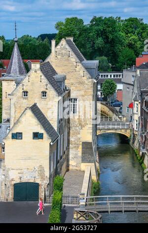 Il fiume Geul scorre passato edifici storici nella cittadina di Valkenburg aan de Geul nella provincia del Limburgo olandese. Foto Stock