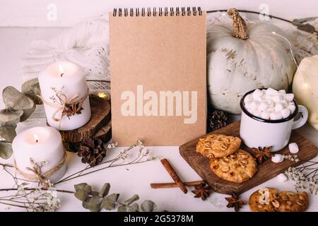 Mockup di composizione autunnale, cacao, marshmallows, biscotti, zucca e candele. Foto Stock