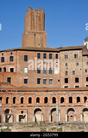 Italia, Roma, mercati di Traiano e Torre delle milizie, torre medievale Foto Stock