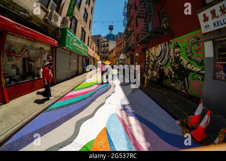 New York, Stati Uniti. 24 Giugno 2021. I visitatori di Doyers Street a Chinatown a New York giovedì 24 giugno 2021 potranno godersi le terrazze di riso di Dasic Fernández come parte del programma Asphalt Art Activations. Le opere d'arte di 4851 metri quadrati fanno parte degli sforzi della Chinatown Partnership per trasformare la strada stretta e pittoresca in un centro commerciale pedonale. (Foto di Richard B. Levine) Credit: Sipa USA/Alamy Live News Foto Stock