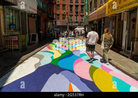 New York, Stati Uniti. 24 Giugno 2021. I visitatori di Doyers Street a Chinatown a New York giovedì 24 giugno 2021 potranno godersi le terrazze di riso di Dasic Fernández come parte del programma Asphalt Art Activations. Le opere d'arte di 4851 metri quadrati fanno parte degli sforzi della Chinatown Partnership per trasformare la strada stretta e pittoresca in un centro commerciale pedonale. (Foto di Richard B. Levine) Credit: Sipa USA/Alamy Live News Foto Stock