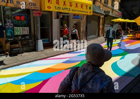 New York, Stati Uniti. 24 Giugno 2021. I visitatori di Doyers Street a Chinatown a New York giovedì 24 giugno 2021 potranno godersi le terrazze di riso di Dasic Fernández come parte del programma Asphalt Art Activations. Le opere d'arte di 4851 metri quadrati fanno parte degli sforzi della Chinatown Partnership per trasformare la strada stretta e pittoresca in un centro commerciale pedonale. (Foto di Richard B. Levine) Credit: Sipa USA/Alamy Live News Foto Stock