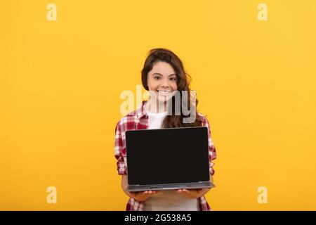 capretto pronto per la video lezione. ragazza teen con il laptop sulla testa. formazione in linea. ritorno a scuola. Foto Stock