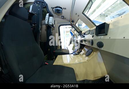 Interno di un nuovo veicolo medico blindato di evacuazione, fabbricato in Ucraina. Mostra armi e sicurezza. 15 giugno 2021. Kiev, Ucraina Foto Stock