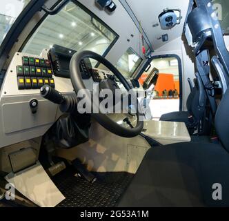 Interno di un nuovo veicolo medico blindato di evacuazione, fabbricato in Ucraina. Mostra armi e sicurezza. 15 giugno 2021. Kiev, Ucraina Foto Stock