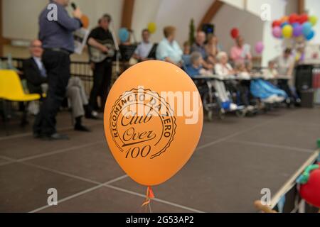 Festeggiamenti di compleanno per anziani di età superiore ai 100 anni, a Civitas Vitae, residenza per anziani, a Padova Foto Stock