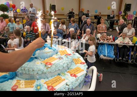 Festeggiamenti di compleanno per anziani di età superiore ai 100 anni, a Civitas Vitae, residenza per anziani, a Padova Foto Stock