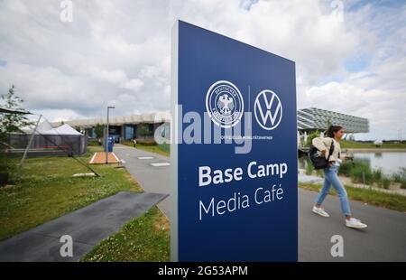 Herzogenaurach, Germania. 25 Giugno 2021. Calcio: Campionato europeo, nazionale, campo di allenamento Germania. Solo pochi giornalisti stanno lavorando alla giornata dei media-free nell'area del centro dei media sul sito di Adidas. Per tutta la durata del Campionato europeo, la squadra nazionale tedesca di calcio e il suo personale di supporto vivranno e formeranno presso la sede del partner del DFB Adidas presso il "Home Ground". Nel round del 16, il 29 giugno, la Germania suonerà l'Inghilterra al Wembley Stadium di Londra. Credit: Christian Charisius/dpa/Alamy Live News Foto Stock