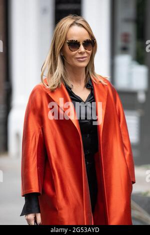 Amanda Holden visto in partenza Global radio con: Amanda Holden dove: Londra, Regno Unito quando: 30 Nov 2020 credito: Phil Lewis/WENN Foto Stock