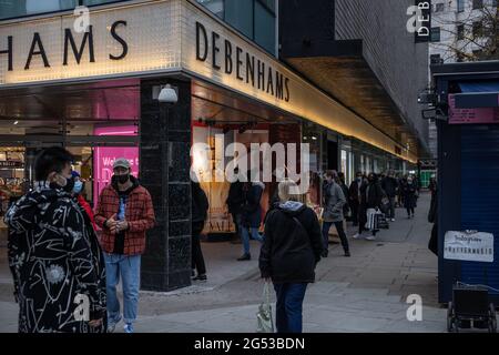 Gli acquirenti tornano a Debenhams, Oxford Street, il giorno dopo che il negozio ha annunciato la sua chiusura con: Atmosphere, Debenhams dove: Londra, Regno Unito quando: 02 Dic 2020 credito: Phil Lewis/WENN Foto Stock