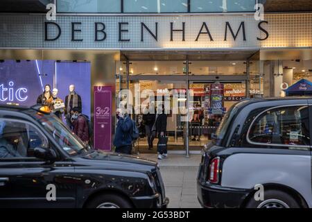 Gli acquirenti tornano a Debenhams, Oxford Street, il giorno dopo che il negozio ha annunciato la sua chiusura con: Atmosphere, Debenhams dove: Londra, Regno Unito quando: 02 Dic 2020 credito: Phil Lewis/WENN Foto Stock