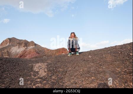 EGITTO, SINAI: Una passeggiata attraverso il deserto a nord di Nuweiba. Montagne di tutti i colori e diversi tipi di pietre. Sabbia e alcuni alberi di acacia che il Foto Stock