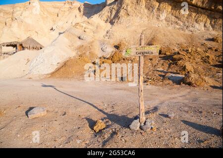 EGITTO, SINAI: RockSea è una località balneare a nord di Nuweiba per gli amanti della semplicità che possono comunque apprezzare la disponibilità di electricit Foto Stock