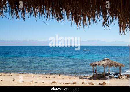 EGITTO, SINAI: RockSea è una località balneare a nord di Nuweiba per gli amanti della semplicità che possono comunque apprezzare la disponibilità di electricit Foto Stock