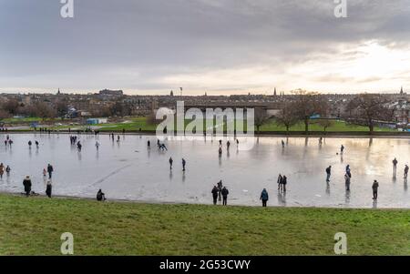 Pattina su un laghetto ghiacciato di Inverleith in inverno a Inverleith Park, Edimburgo, Scozia, Regno Unito Foto Stock