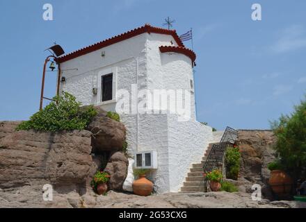 La piccola chiesa della Madonna della Sirenetta si trova proprio accanto al porto di Skala Sikaminias Lesvos Grecia Foto Stock