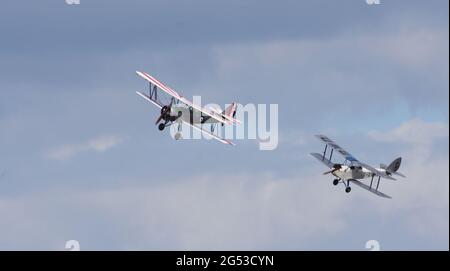 Vintage De Havilland 1928 DH60X Moth biplano e Avro 621 Tutor biplano in volo cl Foto Stock