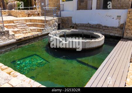 ein mabua-israele. 14-06-2021. Una grande e bella piscina di acqua cristallina nel mezzo del deserto nella zona di Gerusalemme - chiamata Ein Mabua Foto Stock