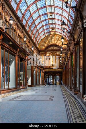 Il Central Arcade di Newcastle è stato costruito nel 1906. La sontuosa galleria edoardiana è decorata sontuosamente con piastrelle in Art Nouveau Faïence dai colori ricchi. Foto Stock