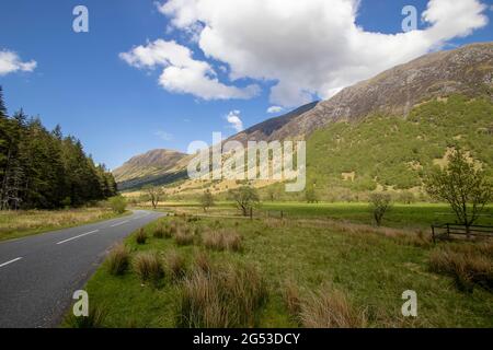 La strada che attraversa Glen Nevis verso Fort William nelle Highlands scozzesi, Regno Unito Foto Stock